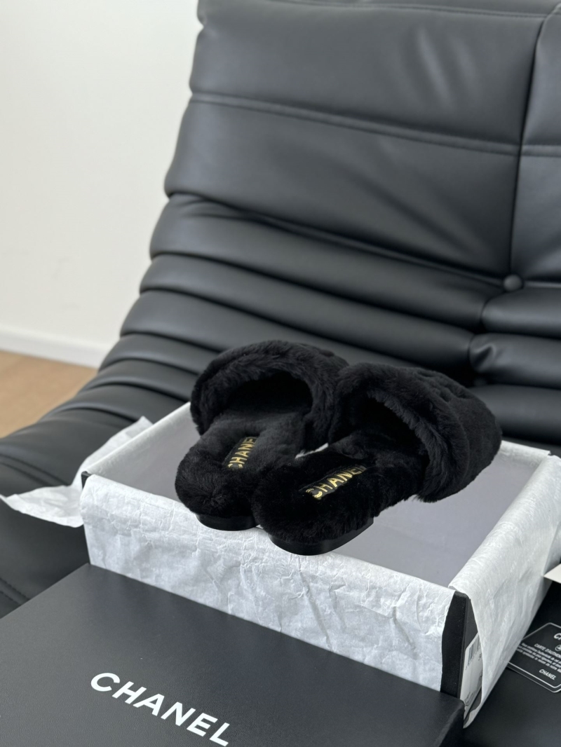 Ch**el slippers